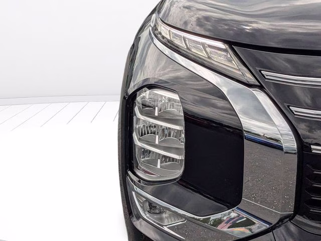 2026 Labrador Black Pearl Mitsubishi Outlander ES FWD SUV