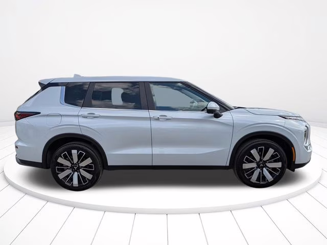 2026 White Diamond Mitsubishi Outlander SE FWD SUV
