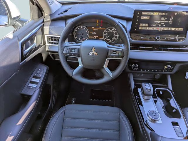 2026 White Diamond Mitsubishi Outlander SE FWD SUV