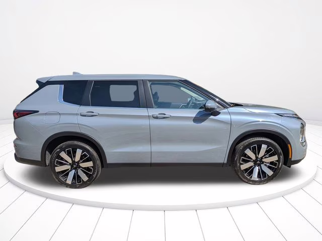 2026 Moonstone Gray Metallic Mitsubishi Outlander SE FWD SUV