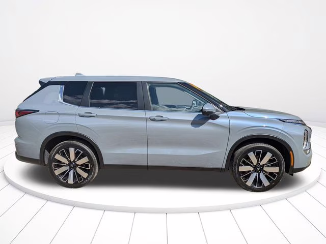 2026 Moonstone Gray Metallic Mitsubishi Outlander SE FWD SUV