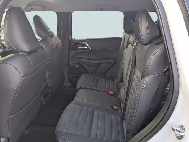 2026 White Diamond Mitsubishi Outlander SE FWD SUV