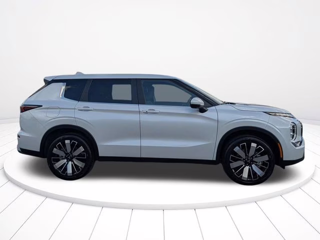 2026 White Diamond Mitsubishi Outlander SE FWD SUV