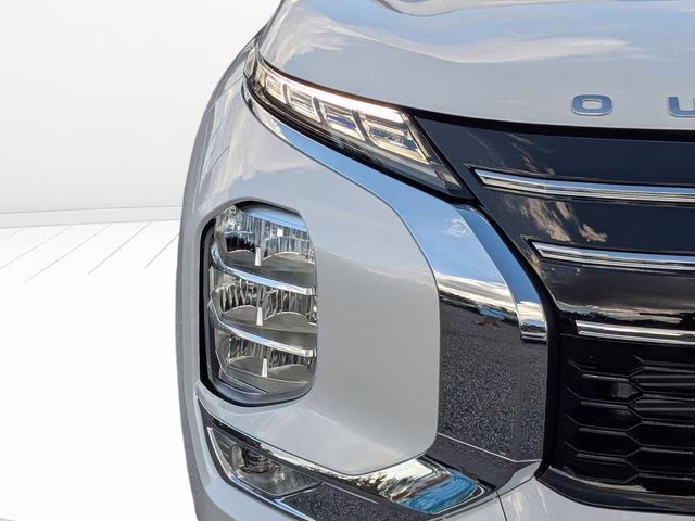 2026 White Diamond Mitsubishi Outlander SE FWD SUV