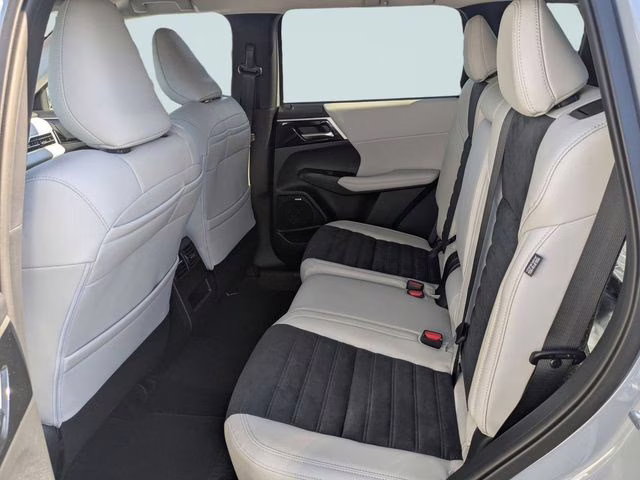 2026 Moonstone Gray Metallic Mitsubishi Outlander SE FWD SUV