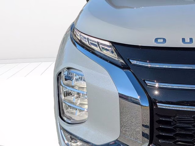 2026 Moonstone Gray Metallic Mitsubishi Outlander SE FWD SUV