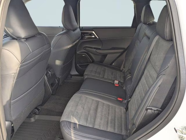 2026 White Diamond/Black Roof Mitsubishi Outlander Trail Edition AWD SUV