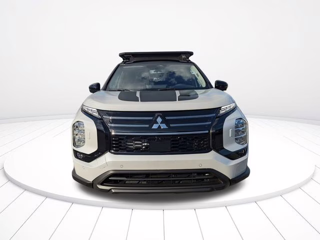 2026 White Diamond/Black Roof Mitsubishi Outlander Trail Edition AWD SUV