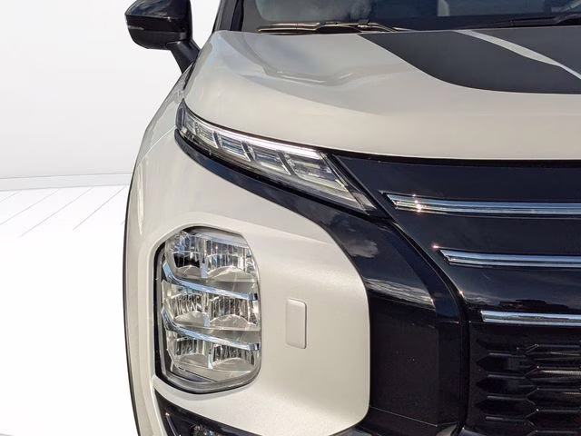 2026 White Diamond/Black Roof Mitsubishi Outlander Trail Edition AWD SUV