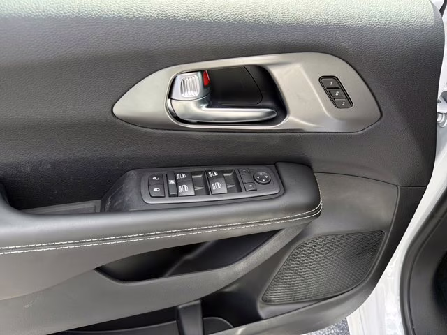 2026 Bright White Clearcoat Chrysler Pacifica Select FWD Van