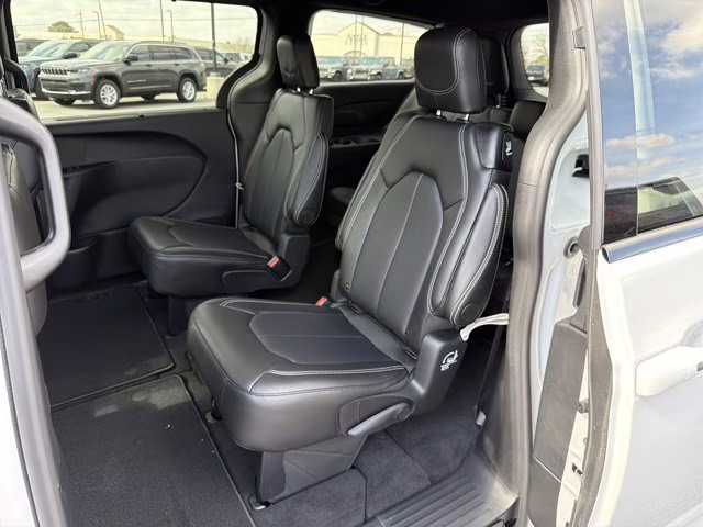 2026 Bright White Clearcoat Chrysler Pacifica Select FWD Van