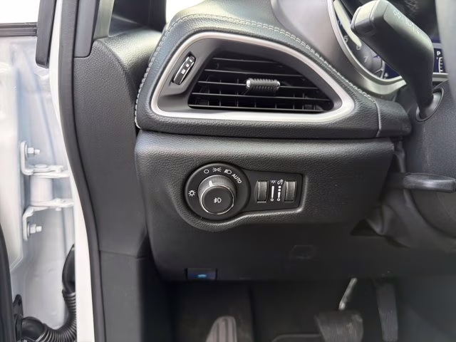 2026 Bright White Clearcoat Chrysler Pacifica Select FWD Van