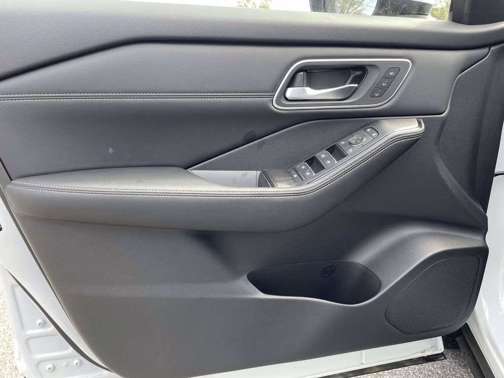 2026 Everest White Pearl Tricoat Nissan Rogue Platinum AWD SUV