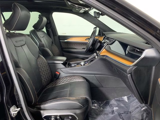 2022 Diamond Black Crystal Pearlcoat Jeep Grand Cherokee L Summit 4X4 SUV