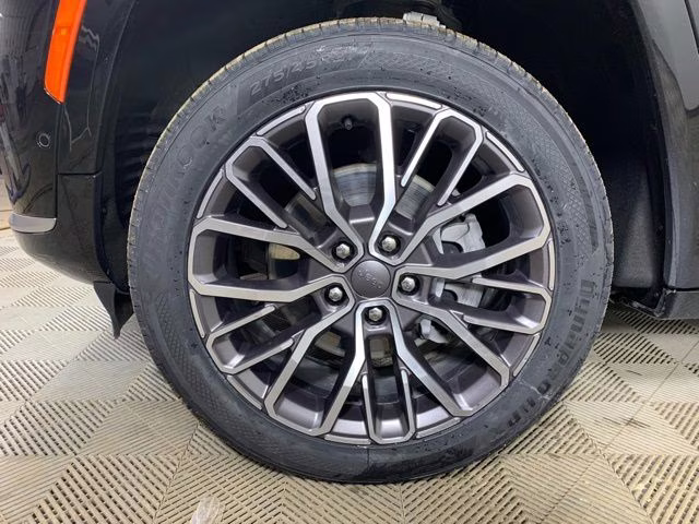 2022 Diamond Black Crystal Pearlcoat Jeep Grand Cherokee L Summit 4X4 SUV