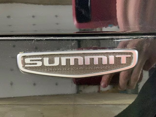 2022 Diamond Black Crystal Pearlcoat Jeep Grand Cherokee L Summit 4X4 SUV