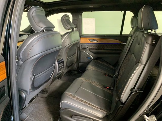 2022 Diamond Black Crystal Pearlcoat Jeep Grand Cherokee L Summit 4X4 SUV