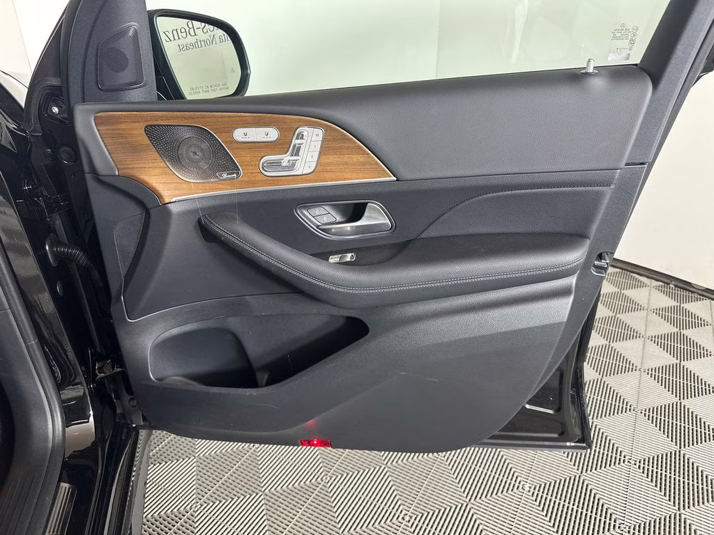 2025 Obsidian Black Metallic Mercedes-Benz GLE GLE 450 AWD SUV