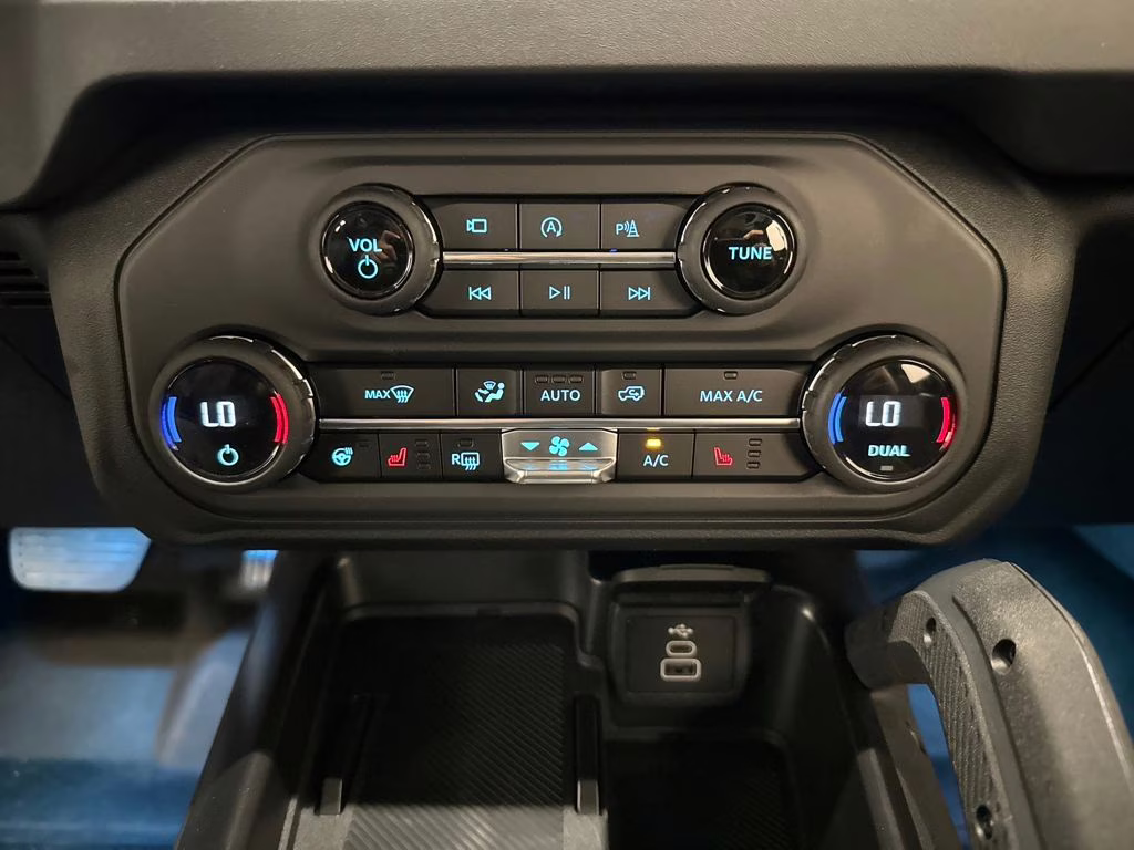 2026 Oxford White Ford Bronco Badlands 4X4 SUV