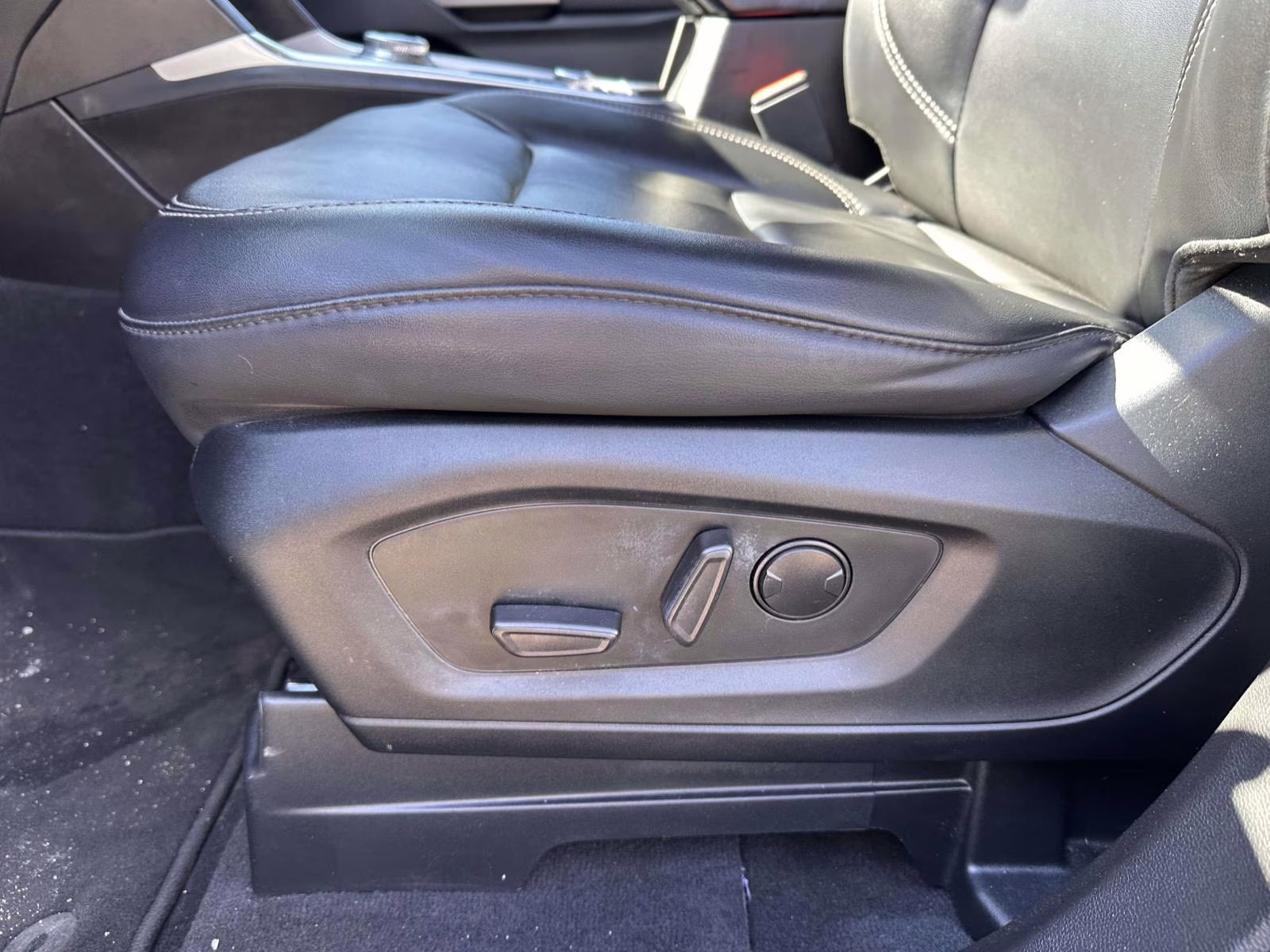 2022 Oxford White Ford Explorer XLT 4WD 4X4 SUV