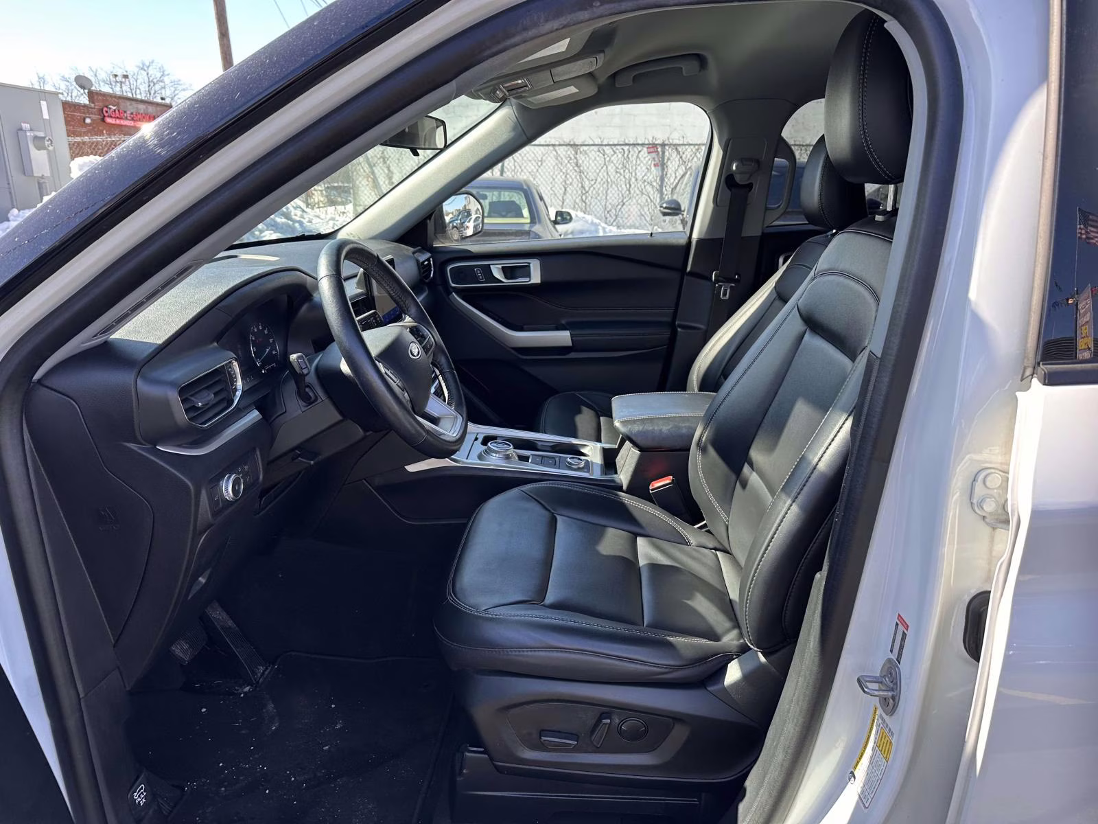 2022 Oxford White Ford Explorer XLT 4WD 4X4 SUV