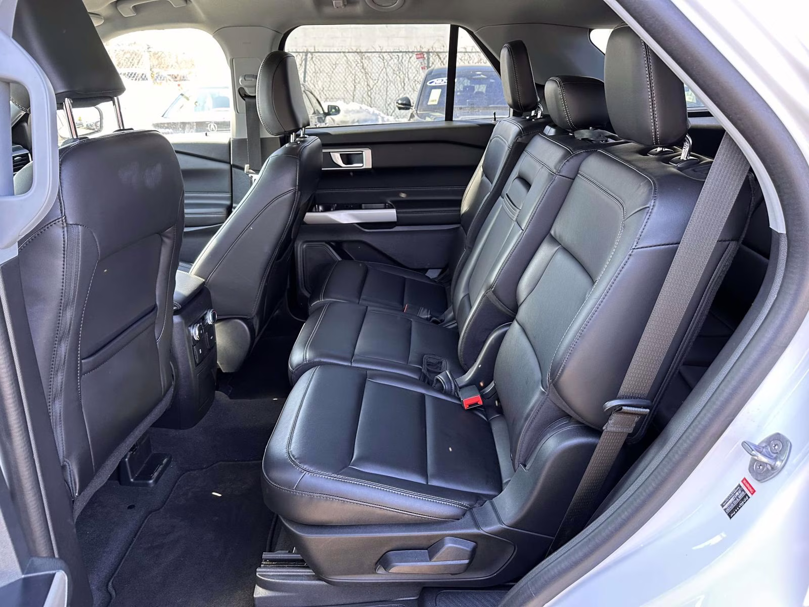 2022 Oxford White Ford Explorer XLT 4WD 4X4 SUV