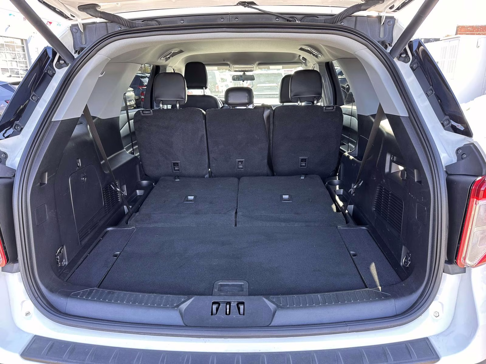 2022 Oxford White Ford Explorer XLT 4WD 4X4 SUV