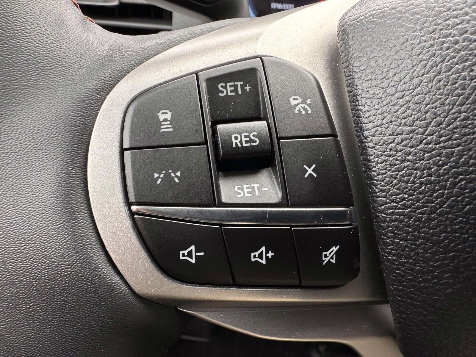 2025 Star White Metallic Tri-Coat Ford Explorer Active 4WD 4X4 SUV