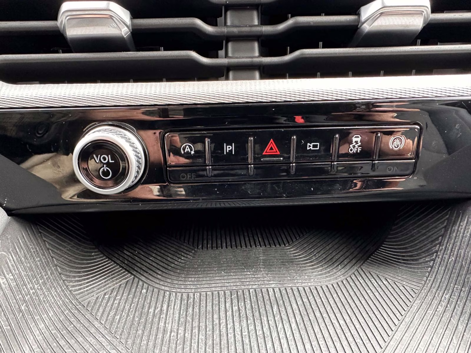 2025 Star White Metallic Tri-Coat Ford Explorer Active 4WD 4X4 SUV