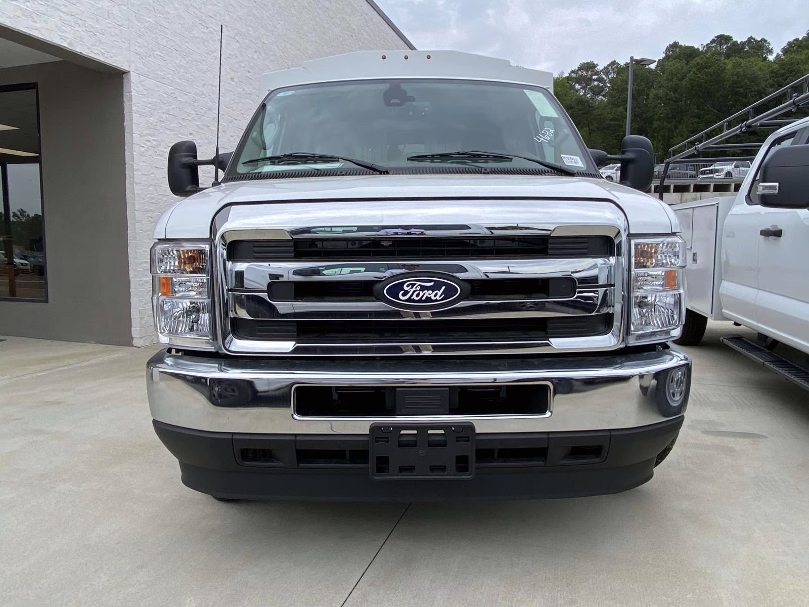 2026 Oxford White Ford E-350SD Base RWD Truck