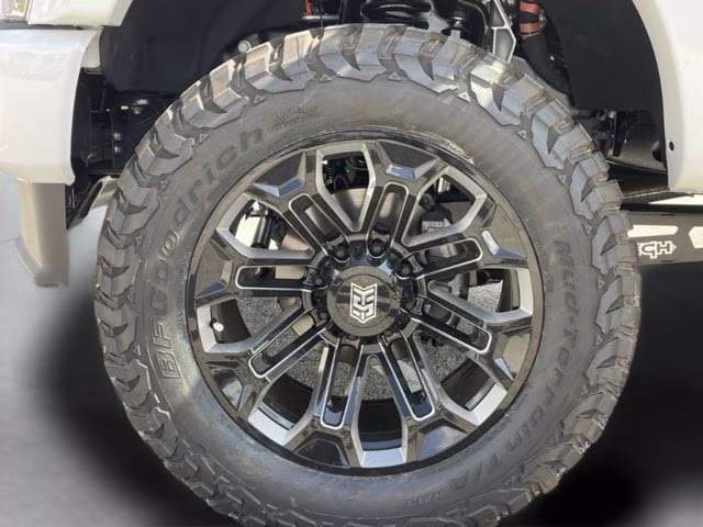 2026 Star White Metallic Tri-Coat Ford Super Duty F-350 SRW Valor Lift 4X4 Truck