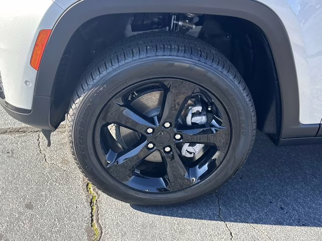 2025 Silver Zynith Jeep Grand Cherokee L Limited RWD SUV