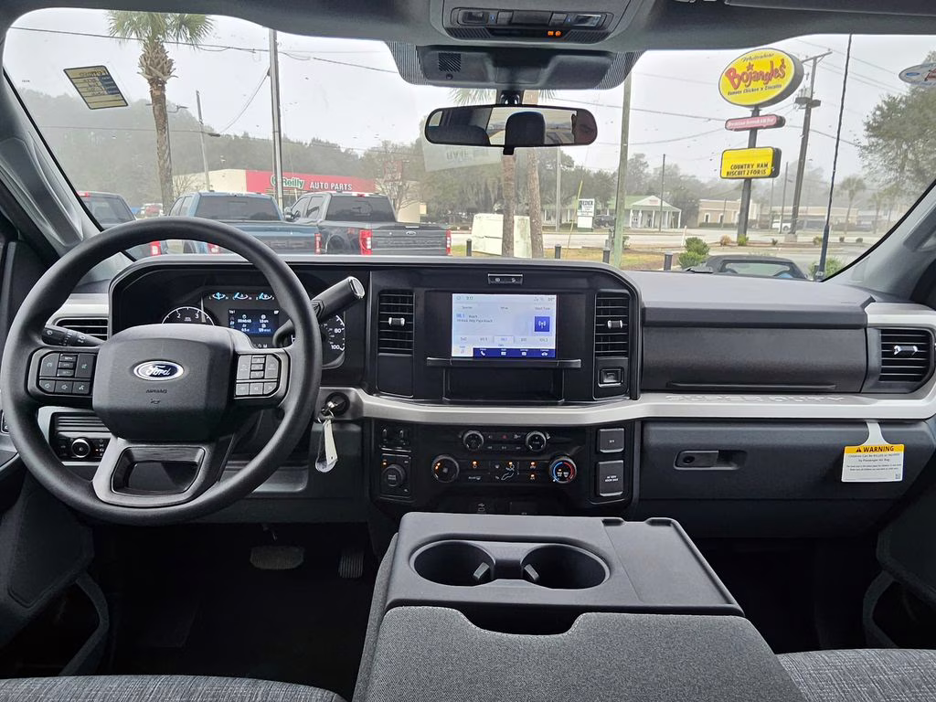 2026 Oxford White Ford Super Duty F-450 DRW XLT 4X4 Truck