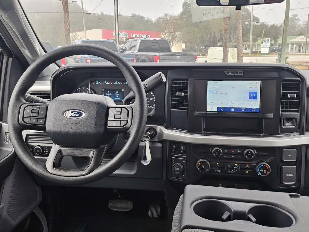 2026 Oxford White Ford Super Duty F-450 DRW XLT 4X4 Truck