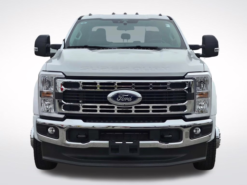 2026 Oxford White Ford Super Duty F-450 DRW XLT 4X4 Truck