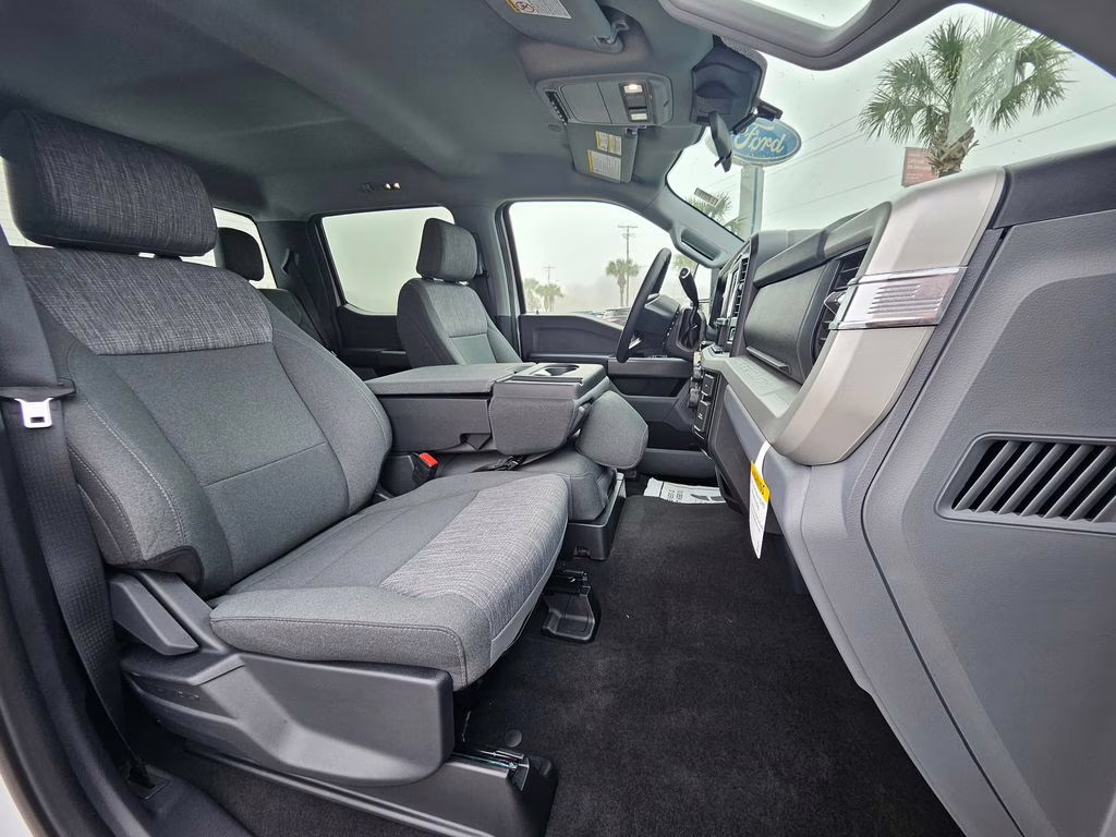 2026 Oxford White Ford Super Duty F-450 DRW XLT 4X4 Truck