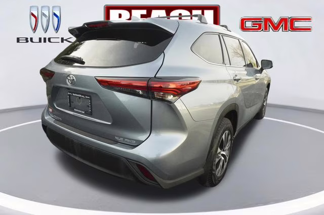 2022 Moon Dust Toyota Highlander XLE AWD SUV