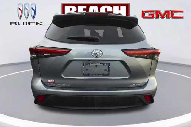 2022 Moon Dust Toyota Highlander XLE AWD SUV