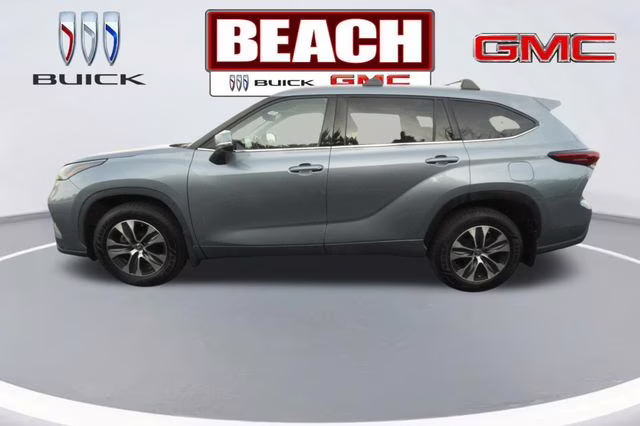 2022 Moon Dust Toyota Highlander XLE AWD SUV