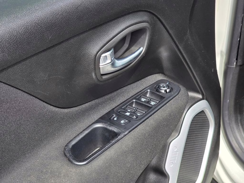 2019 Alpine White Clearcoat Jeep Renegade Sport FWD SUV