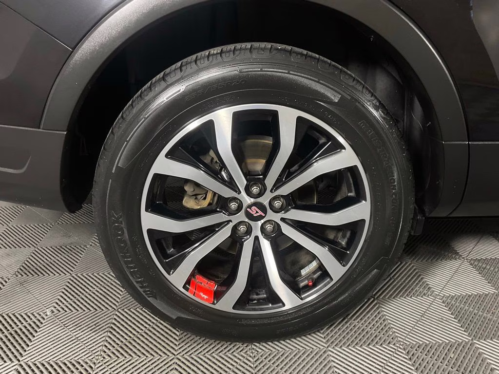 2019 Black Metallic Ford Explorer XLT FWD SUV