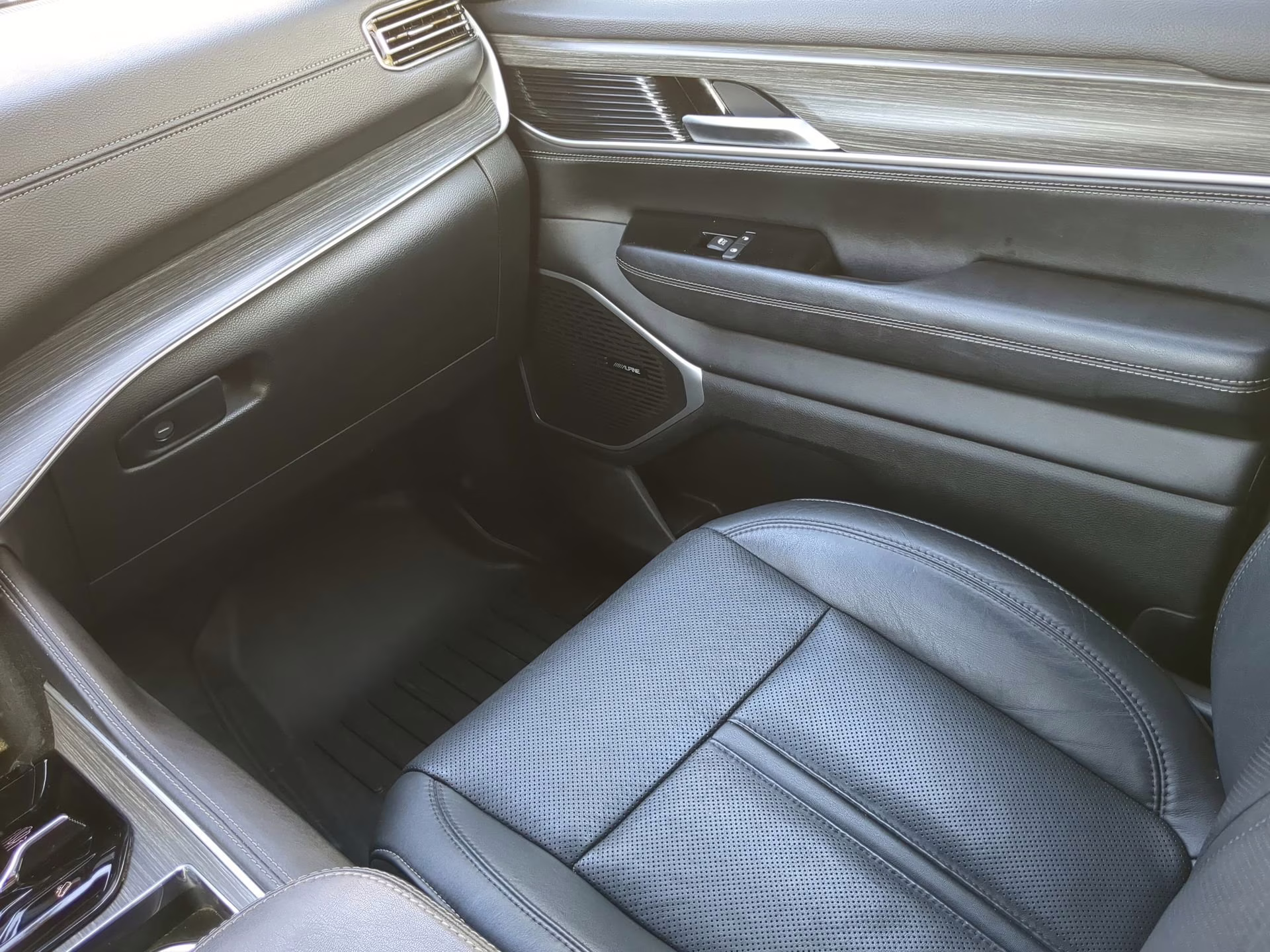 2023 Bright White Clearcoat Jeep Wagoneer L Series III 4X4 SUV