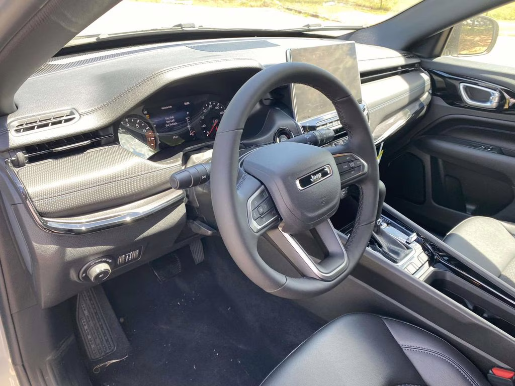 2026 Silver Zynith Metallic Clearcoat Jeep Compass Latitude Altitude 4X4 SUV