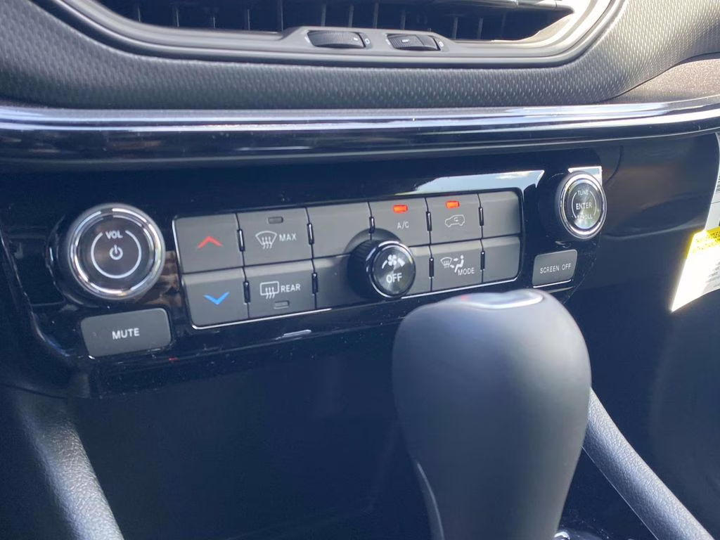 2026 Silver Zynith Metallic Clearcoat Jeep Compass Latitude Altitude 4X4 SUV