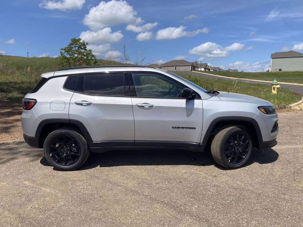 2026 Silver Zynith Metallic Clearcoat Jeep Compass Latitude Altitude 4X4 SUV