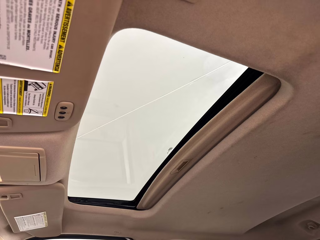 2015 White Platinum Metallic Tri-Coat Ford Super Duty F-250 SRW Lariat 4X4 Truck