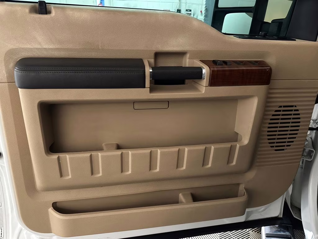 2015 White Platinum Metallic Tri-Coat Ford Super Duty F-250 SRW Lariat 4X4 Truck