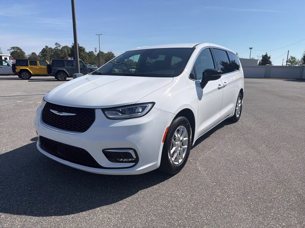 2025 Chrysler Pacifica Select's photo