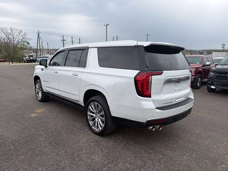 2024 White Frost Tricoat GMC Yukon XL Denali 4X4 SUV