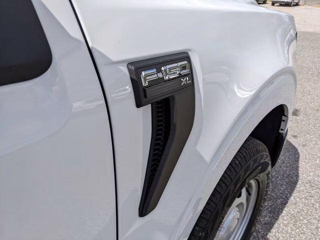 2025 Oxford White Ford F-150 XL 4X4 Truck